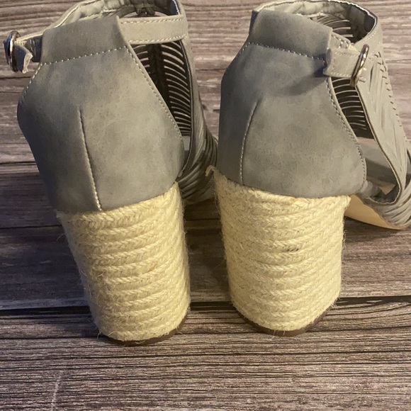 JustFab Chunky Heel Strappy Shoes size 9 - Picture 5 of 6